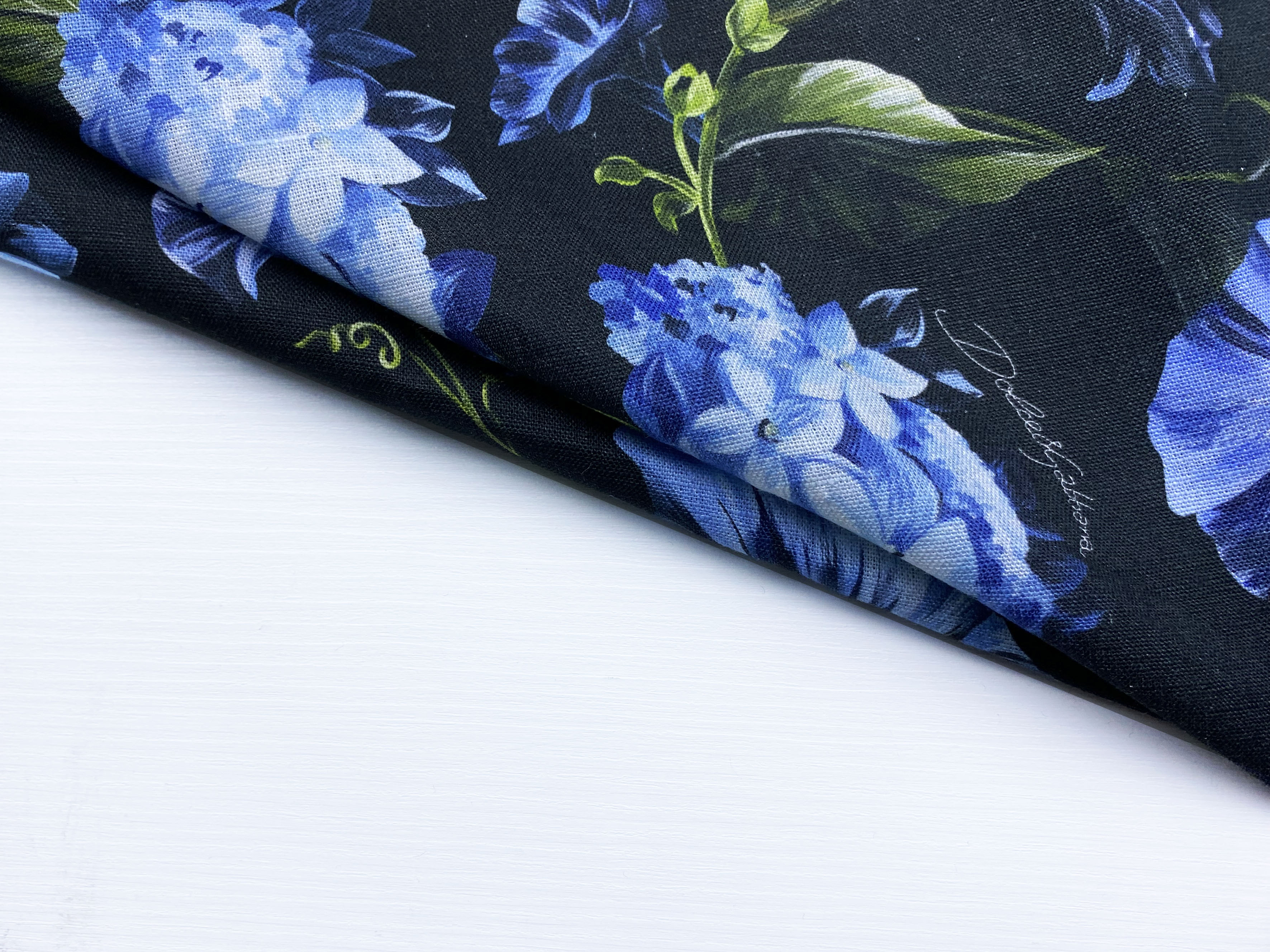 Ткань Лен  чёрного цвета с принтом  голубые цветы 20264 4