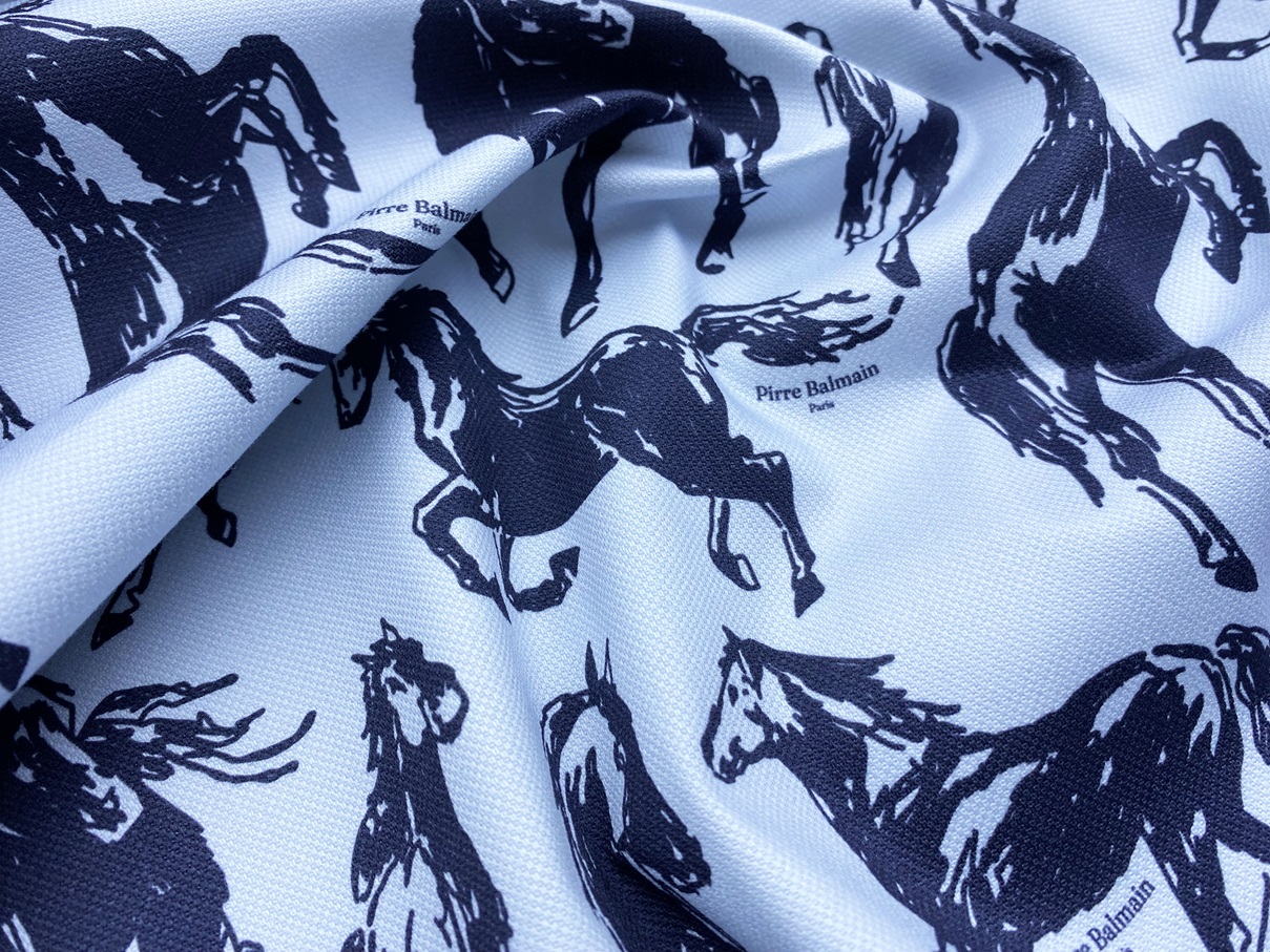 Ткань Пике  светло-голубого цвета с принтом  кони с логотипом  16752 2