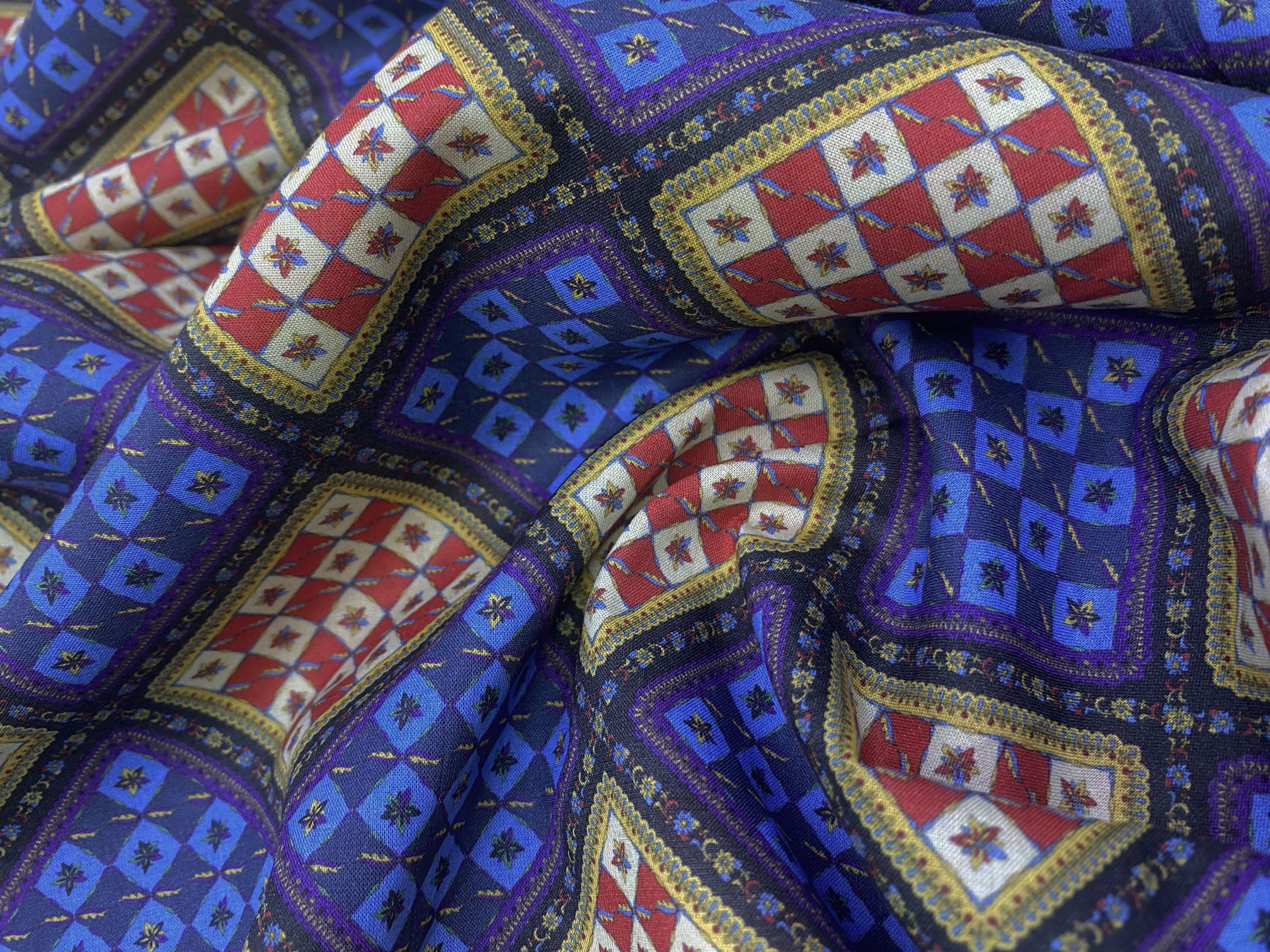 Ткань Поплин черного цвета с принтом красно-синие ромбы 14343 2